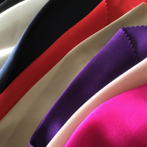 Pourquoi la soie est idéale pour les femmes élégantes et modernes.