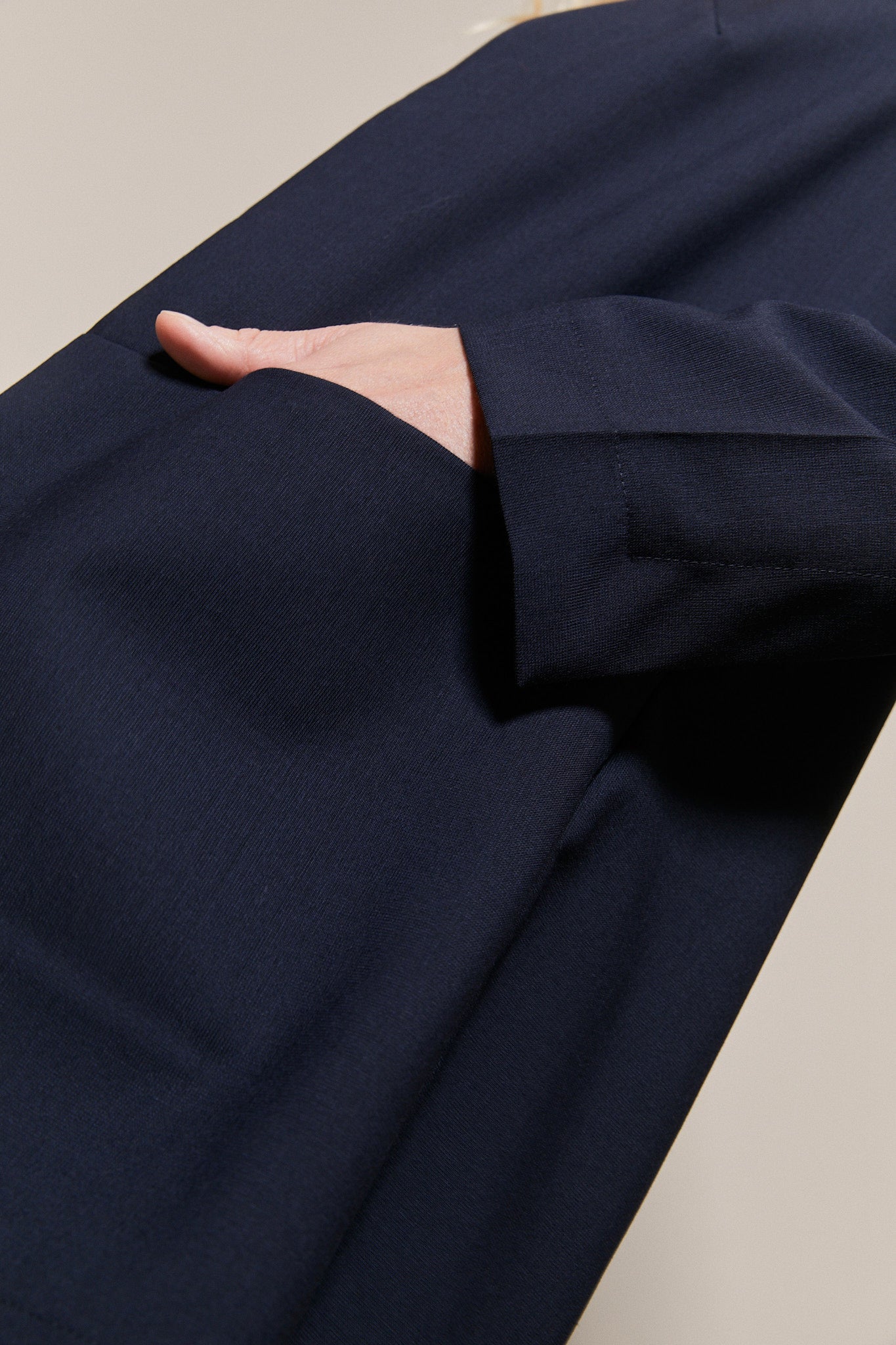 Détail de la poche du blazer Andrea de Jeanne L. Paris, confectionné en laine éco-responsable. Un mélange parfait de style, praticité et savoir-faire français.