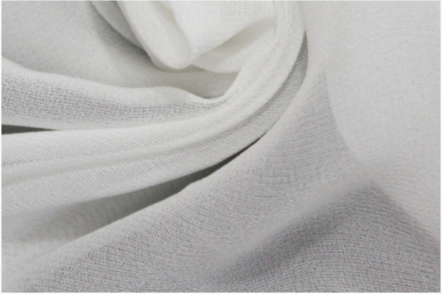 Comment entretenir la soie : conseils pour prolonger la vie de vos vêtements