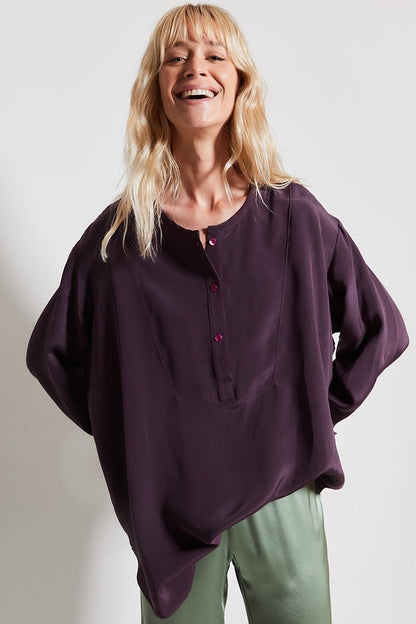 Jeune femme portant une tunique ample en soie de couleur aubergine